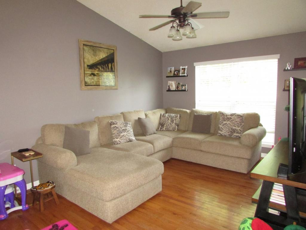 237 Linda's Way Bristol, TN 37620 - Photo 6 of 24 living room