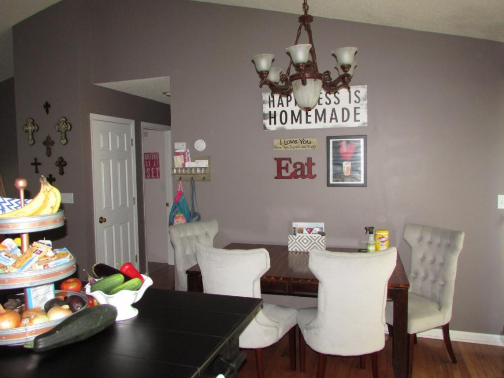 237 Linda's Way Bristol, TN 37620 - Photo 8 of 24 KitchenDining