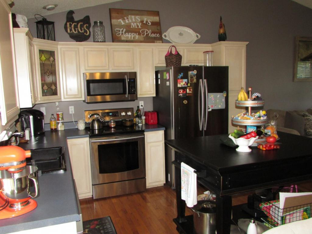 237 Linda's Way Bristol, TN 37620 - Photo 9 of 24 Kitchen