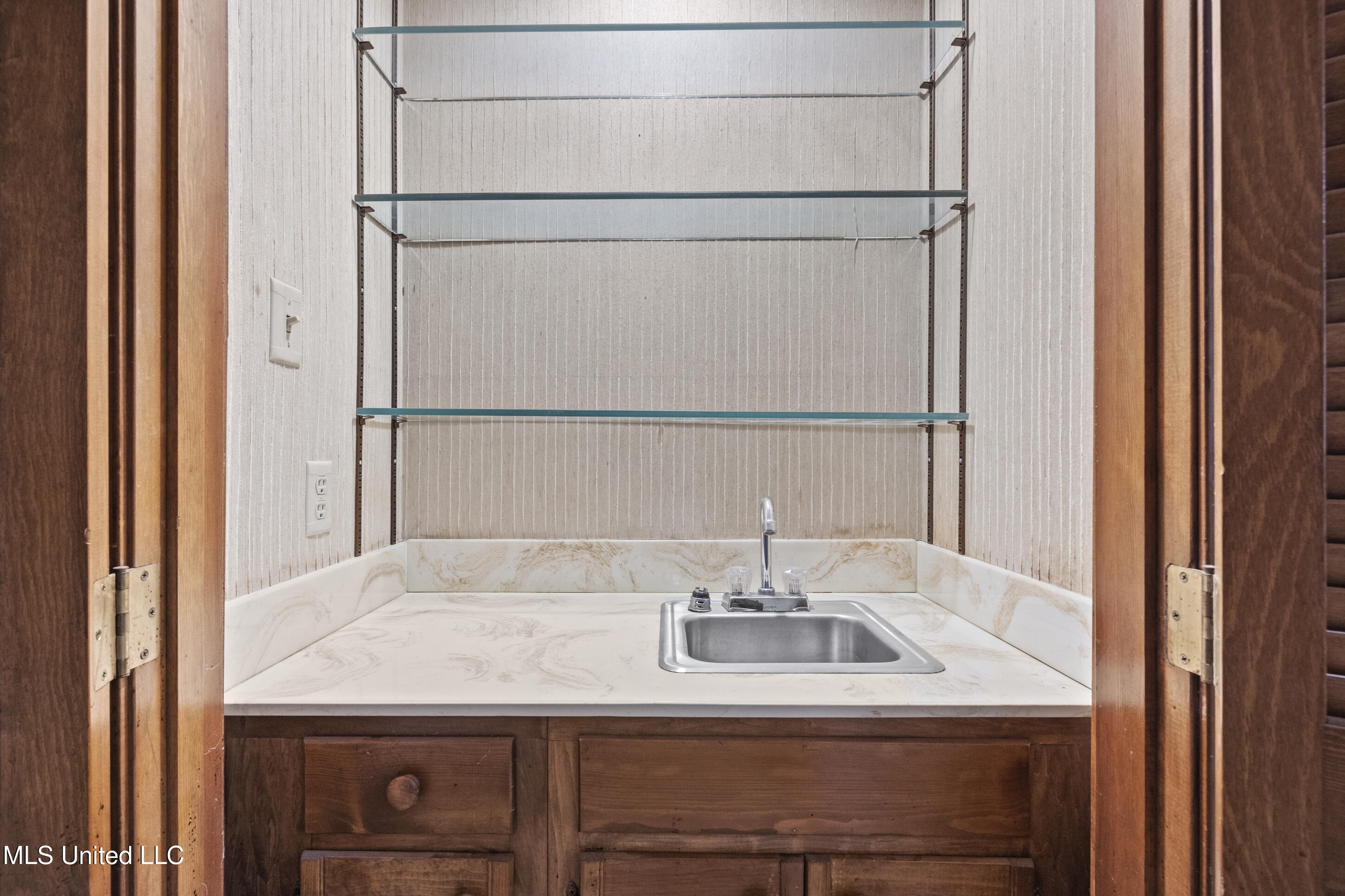 370 Cedar Hills Road Holly Springs, MS 38635 - Photo 15 of 50 Butlers Pantry