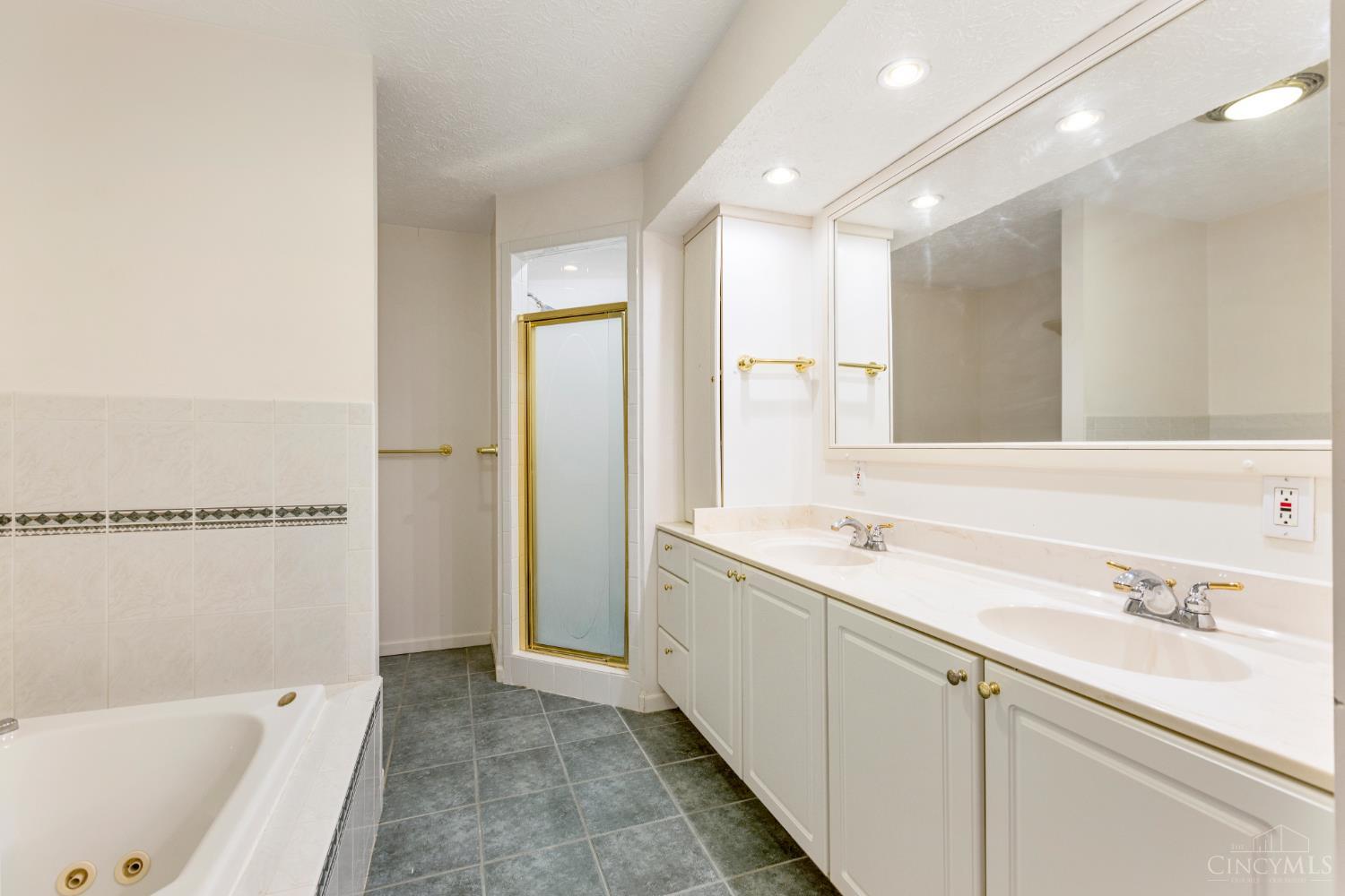9699 Humphrey Road Cincinnati, OH 45242 - Photo 17 of 28