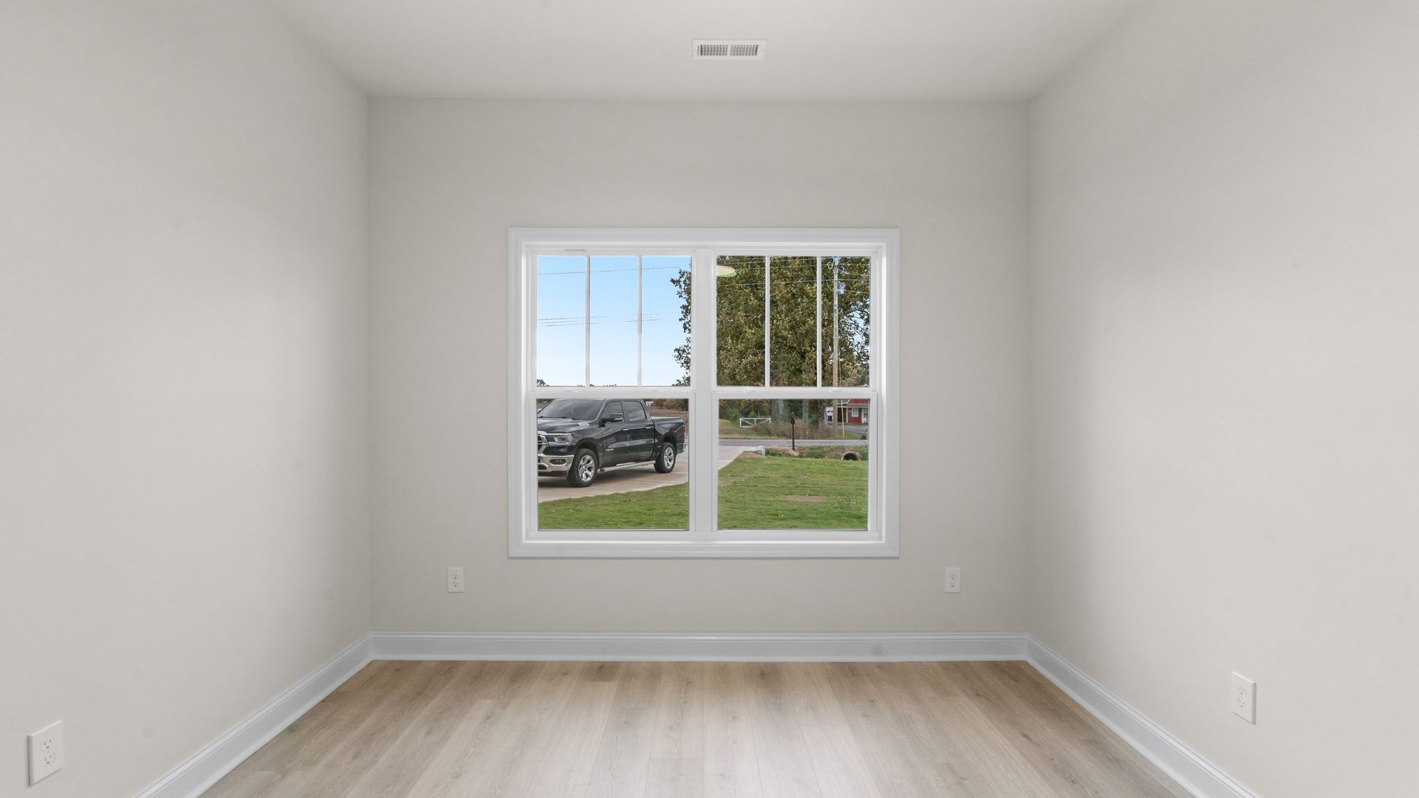 56 Old Quick Road Fayetteville, TN 37334 - Photo 6 of 32 an empty room with a window