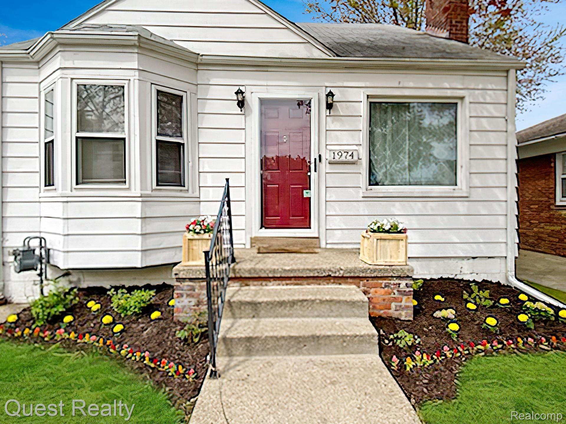 1974 Hampton Road Grosse Pointe, MI 48236 - Photo 2 of 28 front yard.jpg