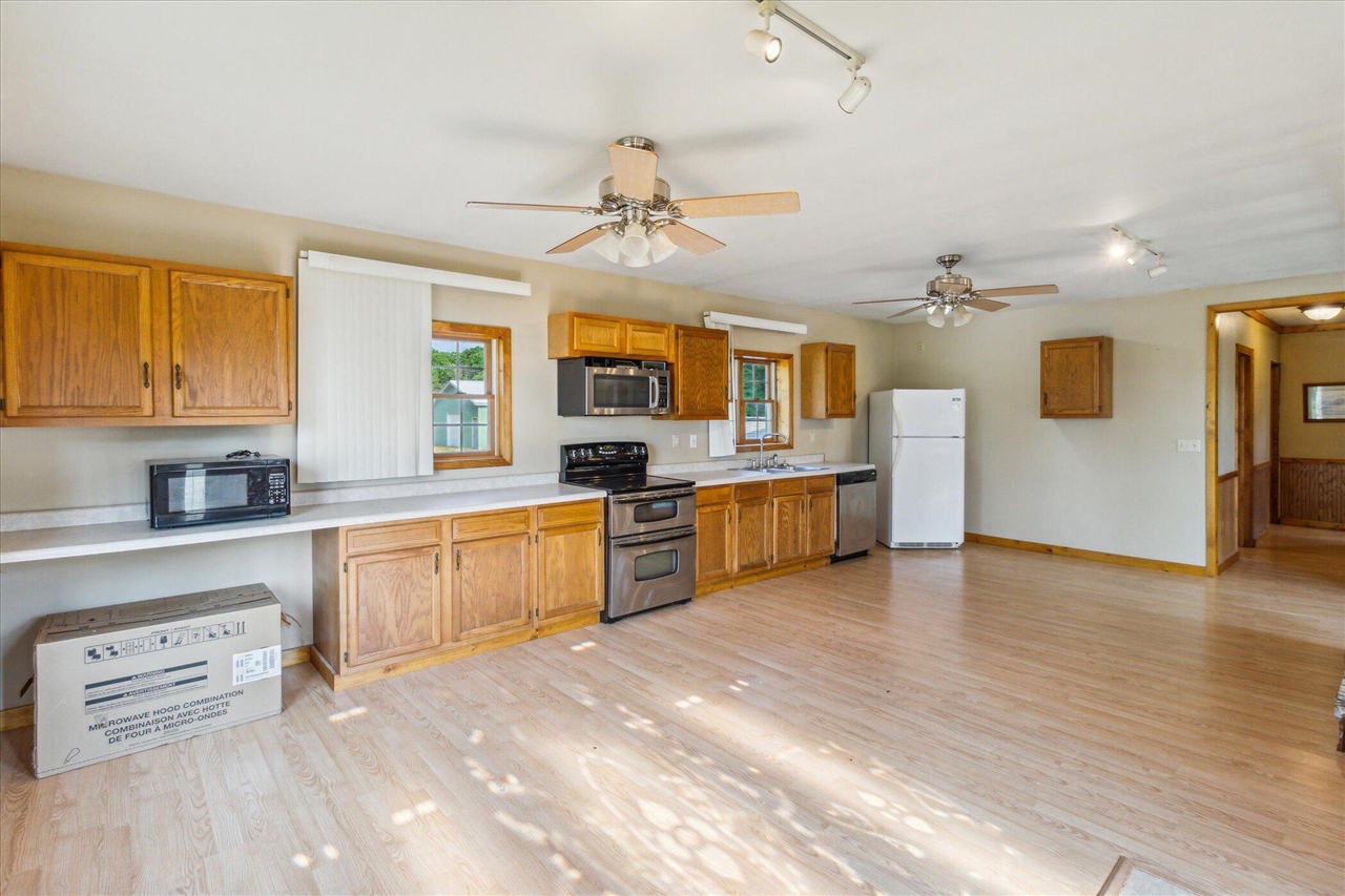 12189 Montcalm Road Greenville, MI 48838 - Photo 3 of 34