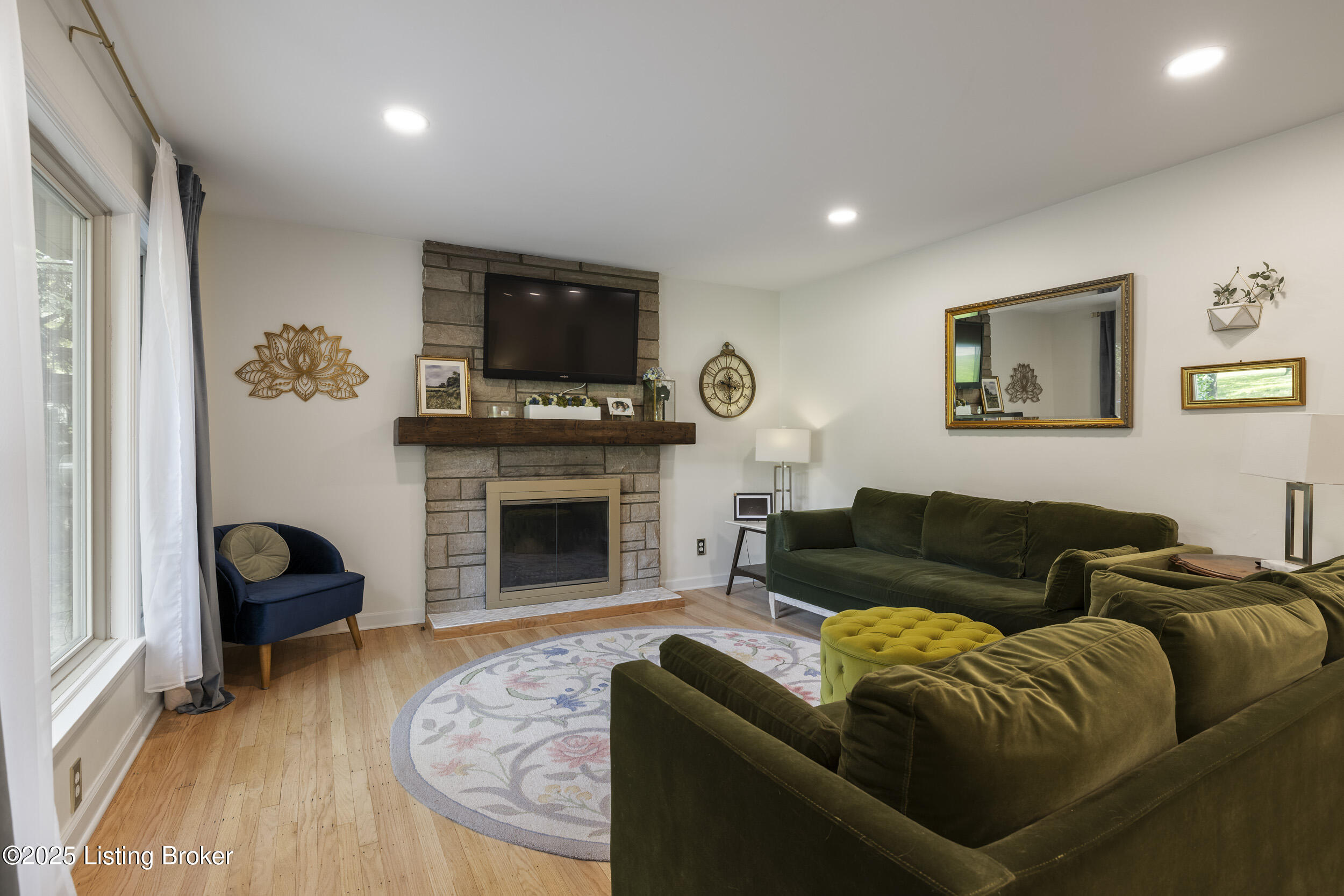 4221 Dolphin Road Louisville, KY 40220 - Photo 5 of 56 Living Room