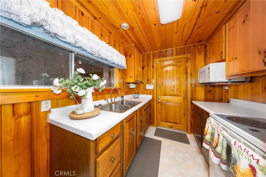 54805 South South Circle Idyllwild, CA 92549 - Photo 11 of 32 a kitchen that has a sink and a stove