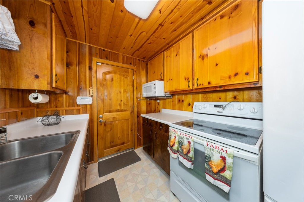 54805 South South Circle Idyllwild, CA 92549 - Photo 12 of 32 a utility room with dryer and washer
