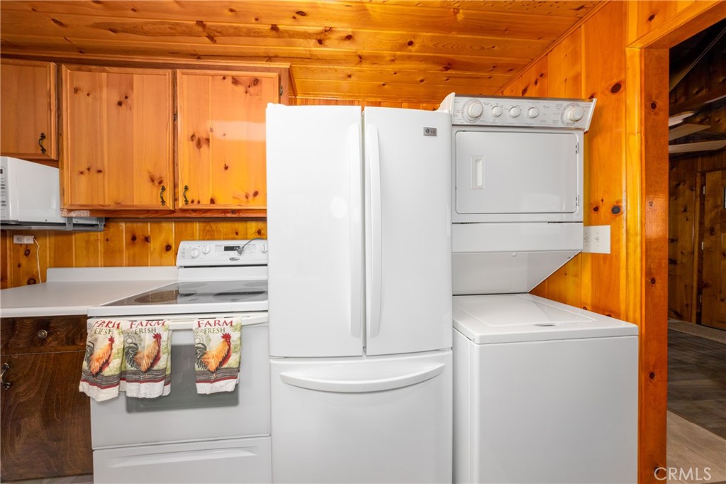 54805 South South Circle Idyllwild, CA 92549 - Photo 13 of 32 a utility room with dryer and washer