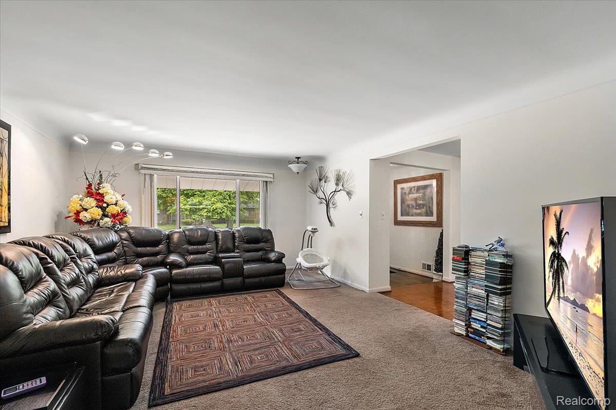 17141 Westhampton Road Southfield, MI 48075 - Photo 6 of 42 23-17141 Westhampton -23.jpg