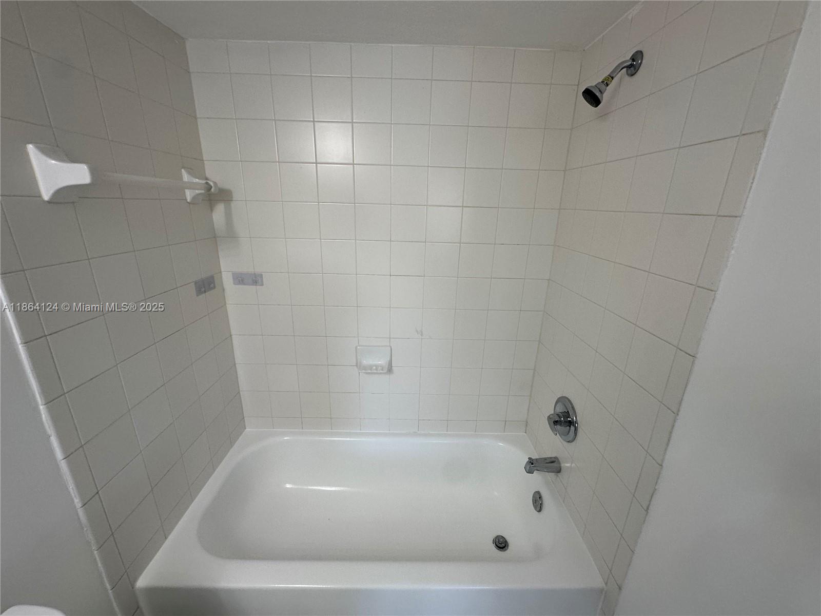 2910 Southeast 13th Avenue, Unit 10250 Homestead, FL 33035 - Photo 18 of 23 a bathroom with a tub