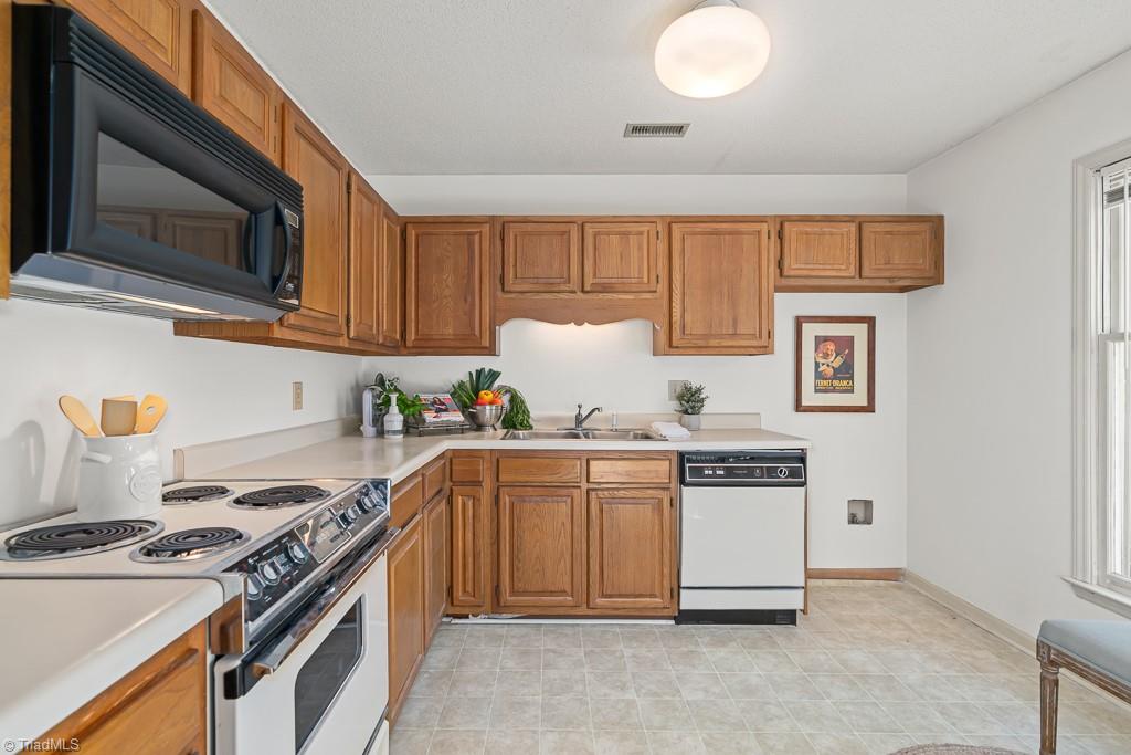 1603 Ternberry Road High Point, NC 27262 - Photo 11 of 27 Gallery Image 11