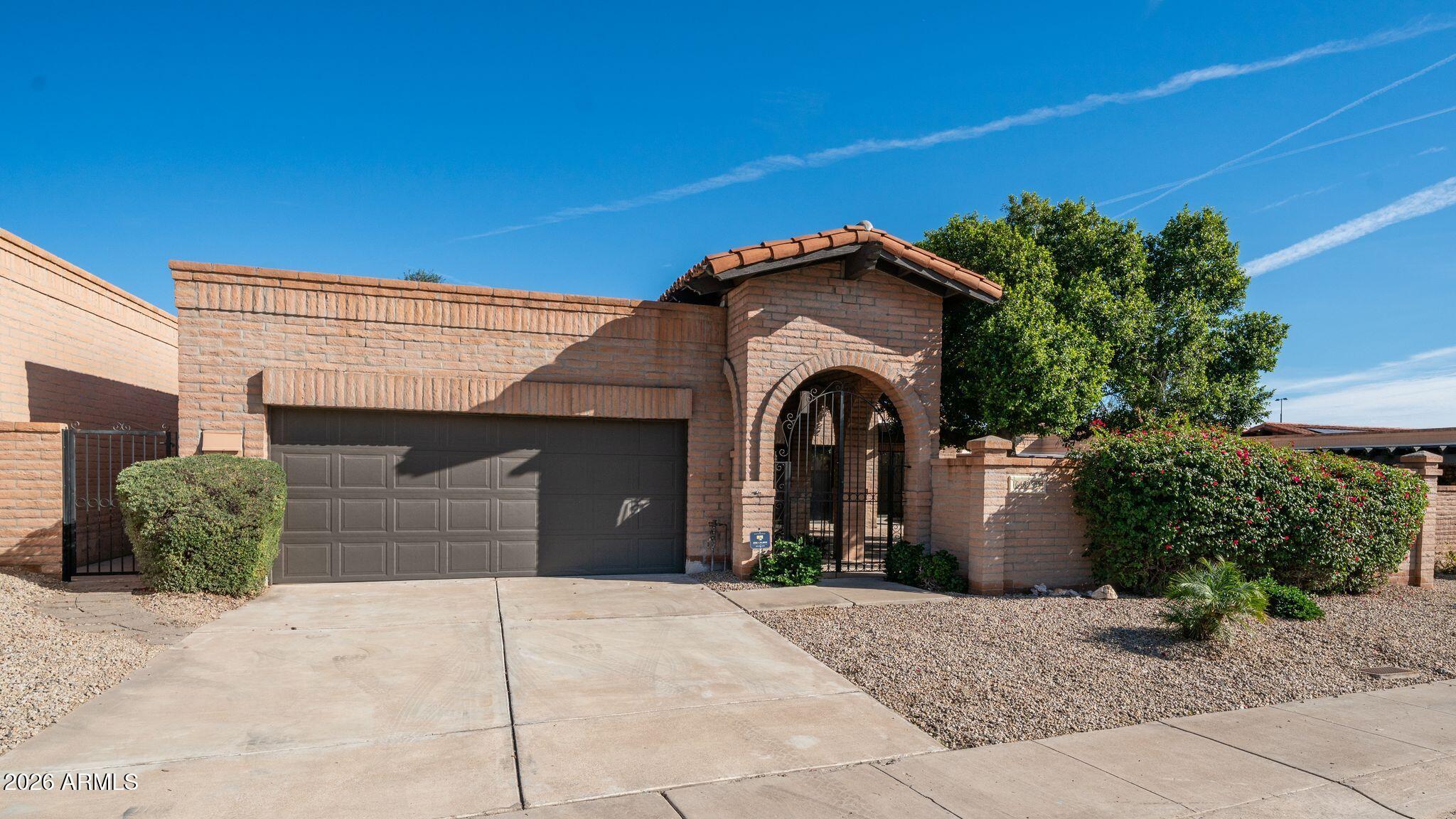 6833 North 18th Street Phoenix, AZ 85016 - Photo 2 of 38 2 car garage and driveway