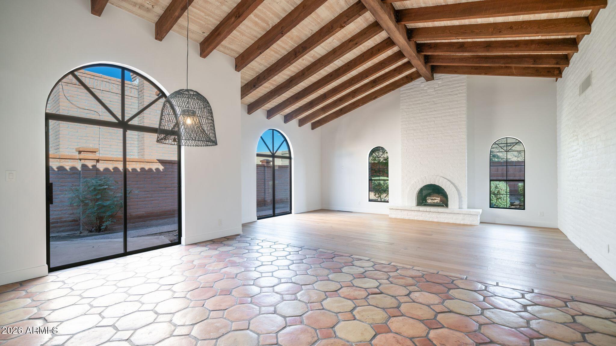 6833 North 18th Street Phoenix, AZ 85016 - Photo 9 of 38 Spacious, bright Great Room