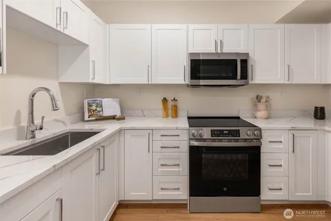 $2,184,000 | 19221 Southeast 25th Street, Sammamish, WA 98075