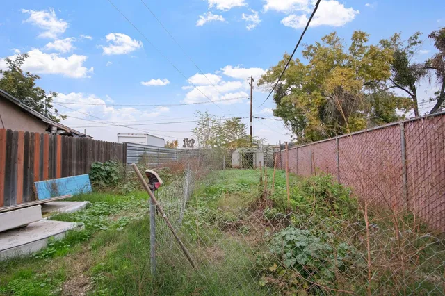 a view of a backyard