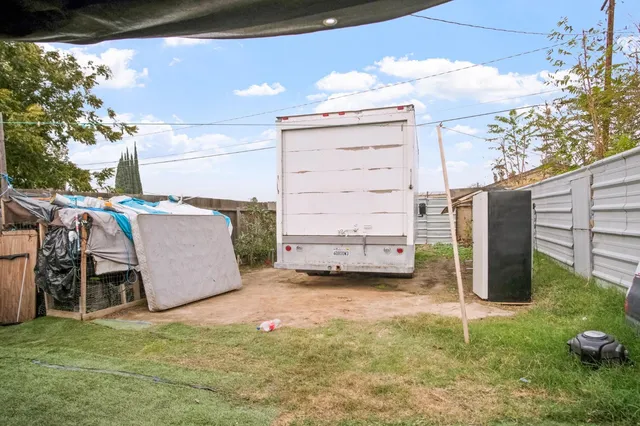 a view of a backyard