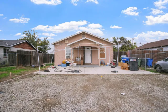 a view of a house with backyard and porch