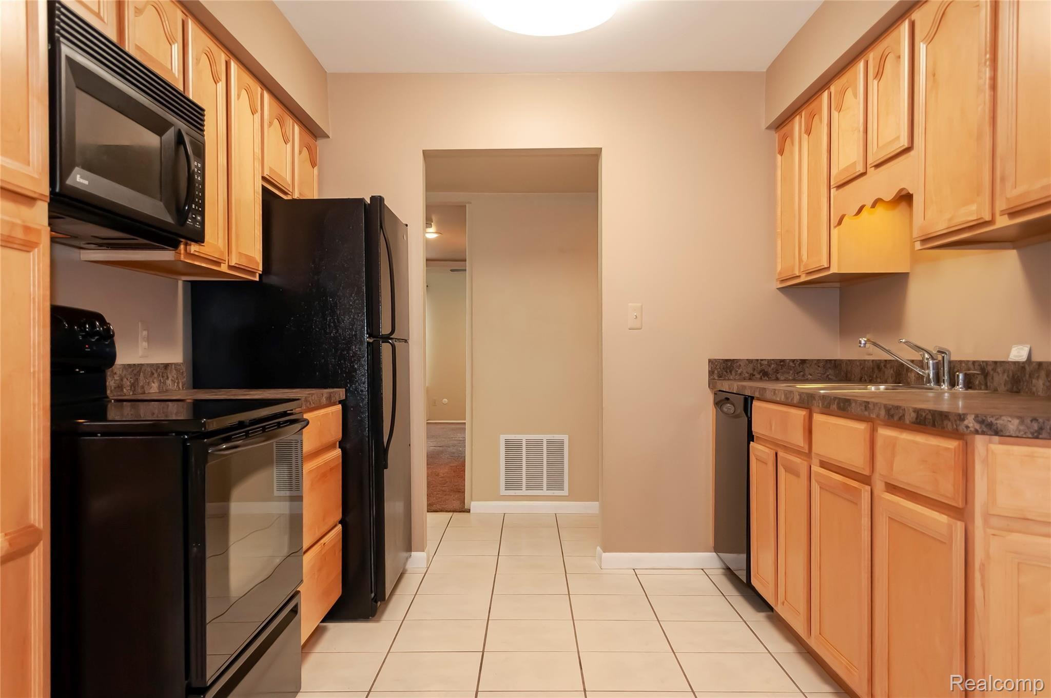 529 East University Drive, Unit 1201 Rochester, MI 48307 - Photo 6 of 24 Spacious and Clean!