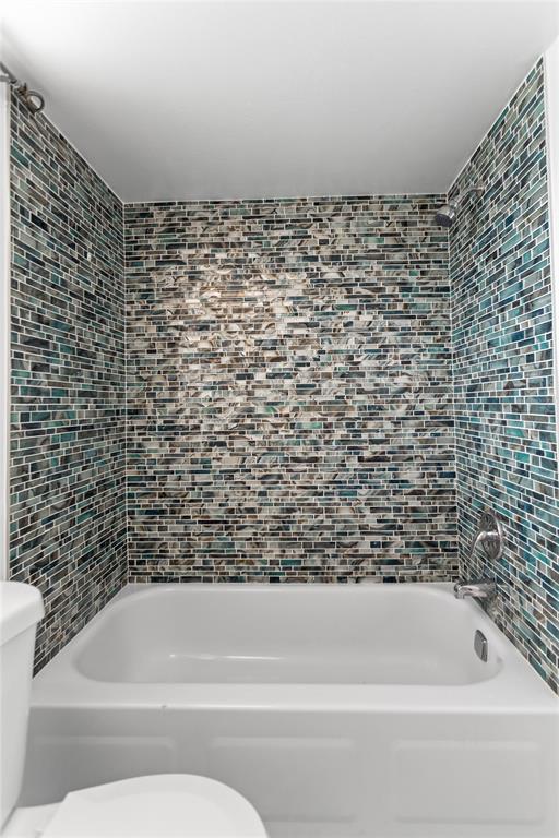 2720 North Pine Island Road, Unit 307 Sunrise, FL 33322 - Photo 31 of 40 a bathroom with a bathtub