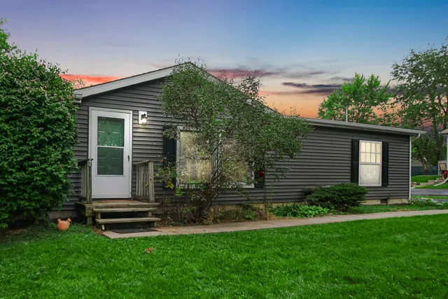 $204,000 | 46 South Delmar Court, Hebron, IN 46341