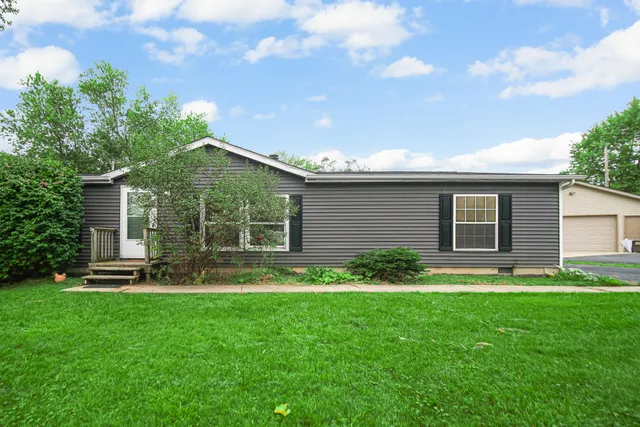 $204,000 | 46 South Delmar Court, Hebron, IN 46341