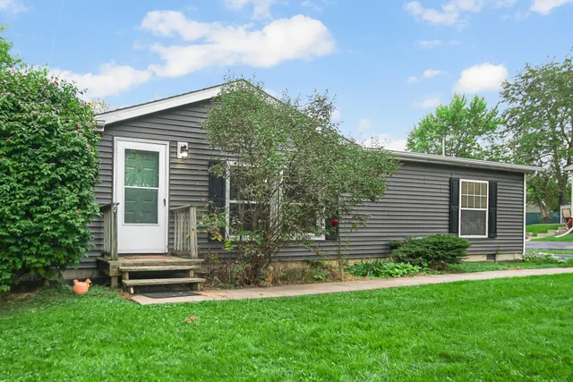 $204,000 | 46 South Delmar Court, Hebron, IN 46341