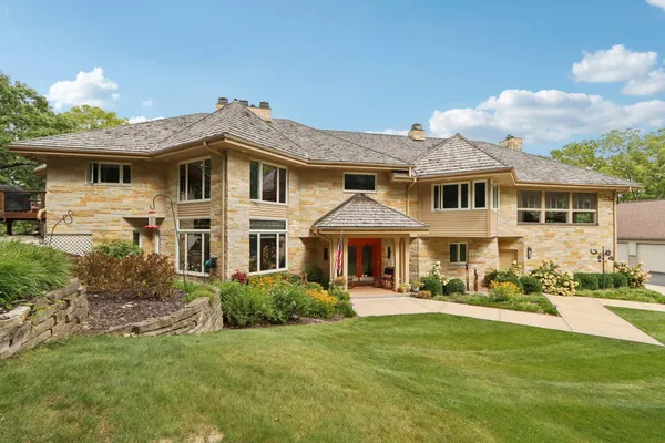 $1,790,000 | N1W31286 Hickory Hollow Court, Delafield, WI 53018