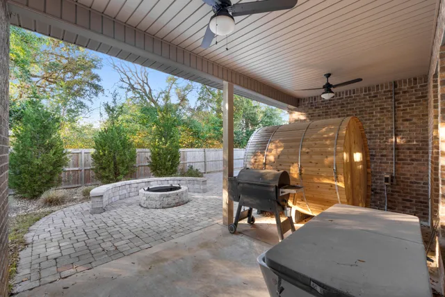 a view of a backyard