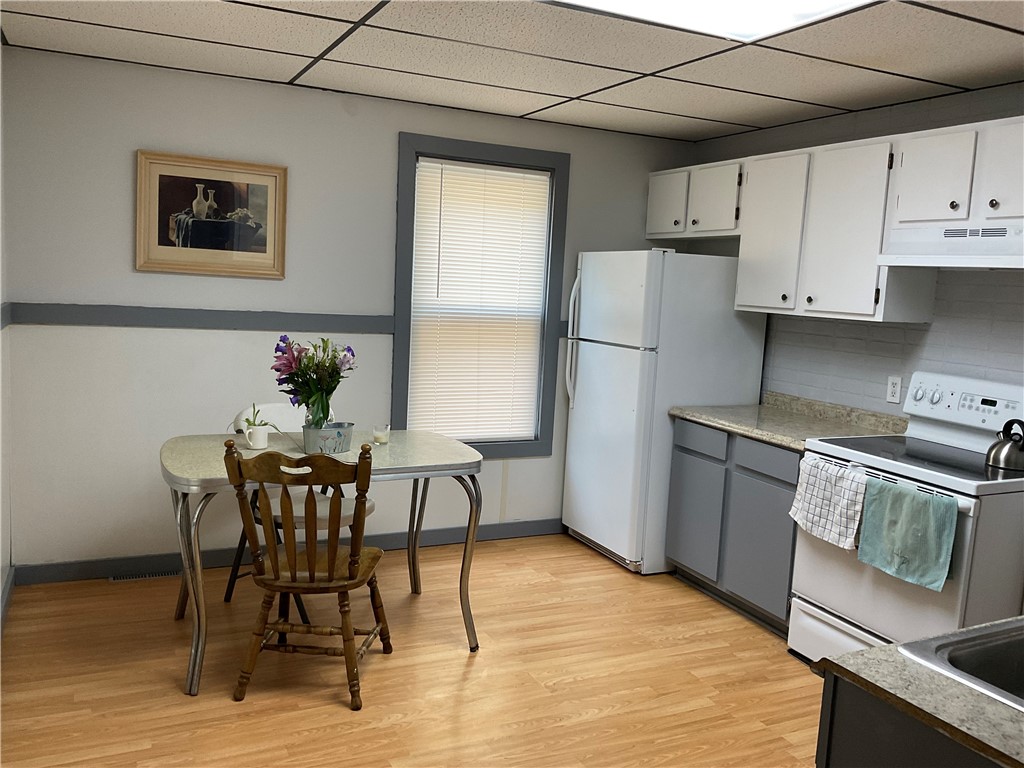 272 Emerson Street Rochester, NY 14613 - Photo 3 of 32