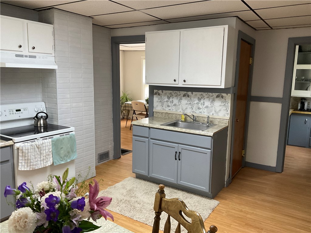 272 Emerson Street Rochester, NY 14613 - Photo 4 of 32