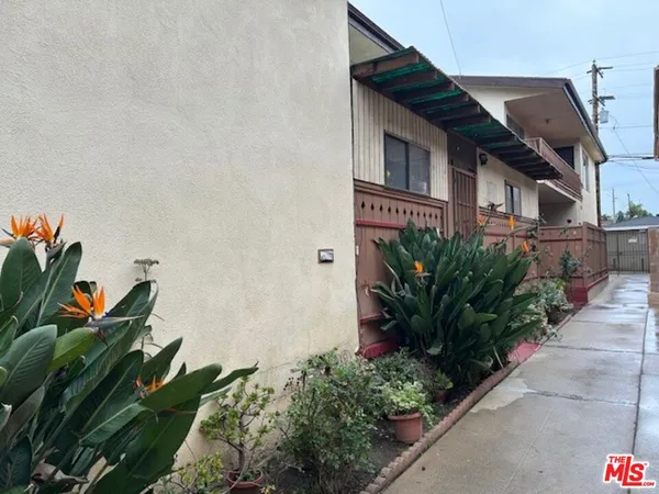 $2,400 | 10702 Crenshaw Boulevard, Unit 5, Inglewood, CA 90303