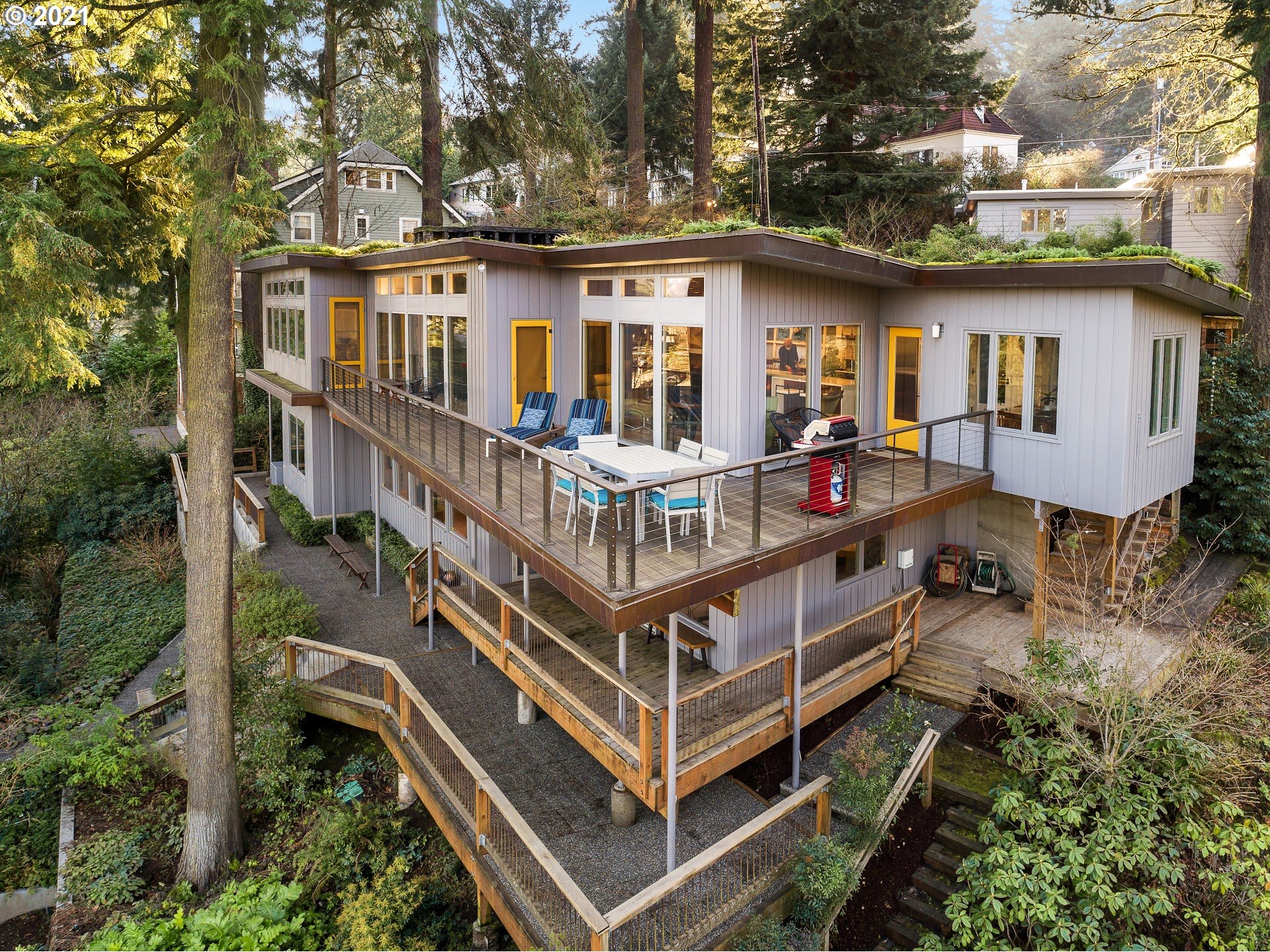 2855 Southwest Rutland Terrace Portland, OR 97205 - Photo 3 of 32 Gallery Image 3