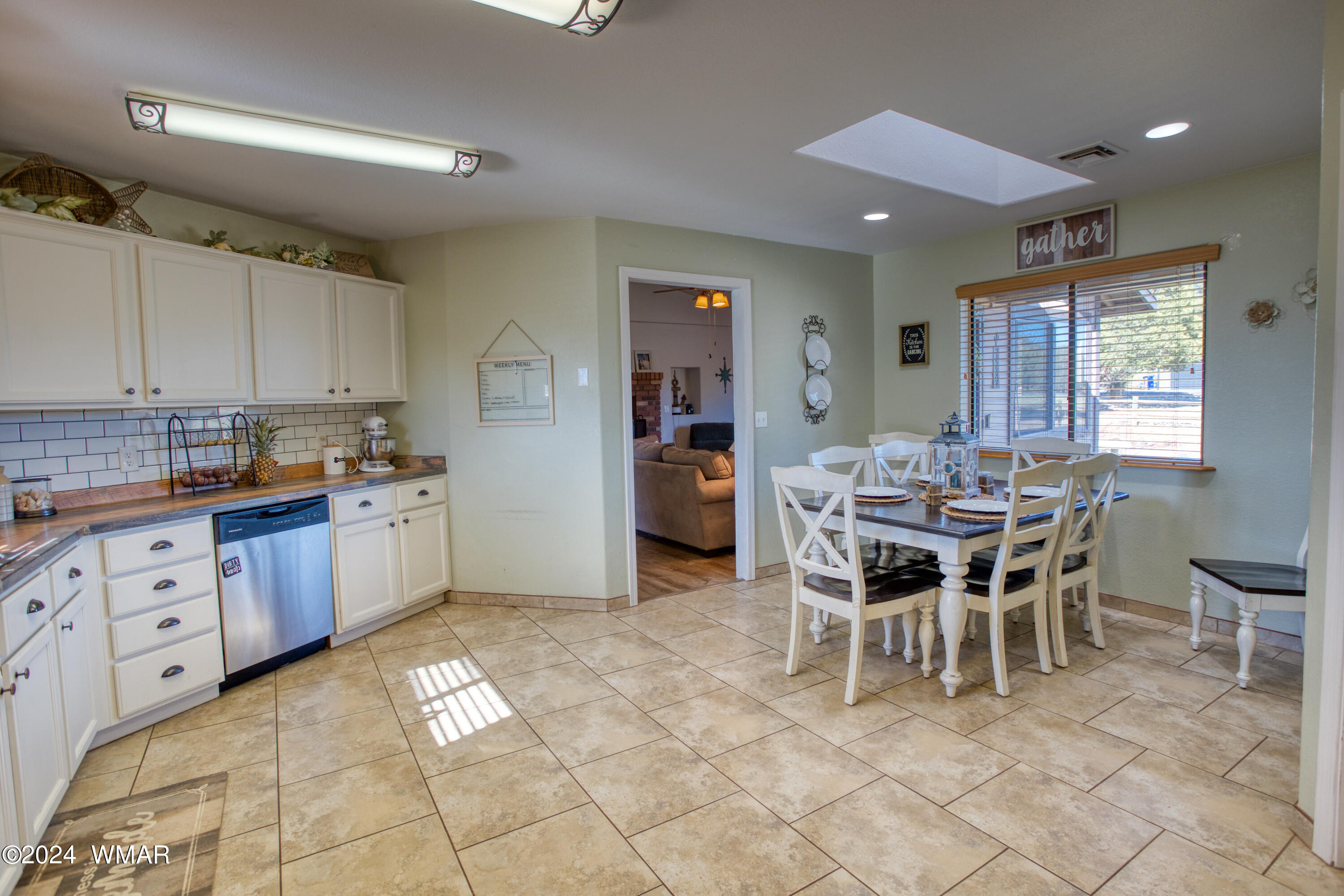 964 Cheney Ranch Loop Show Low, AZ 85901 - Photo 8 of 32 Kitchen & dining room