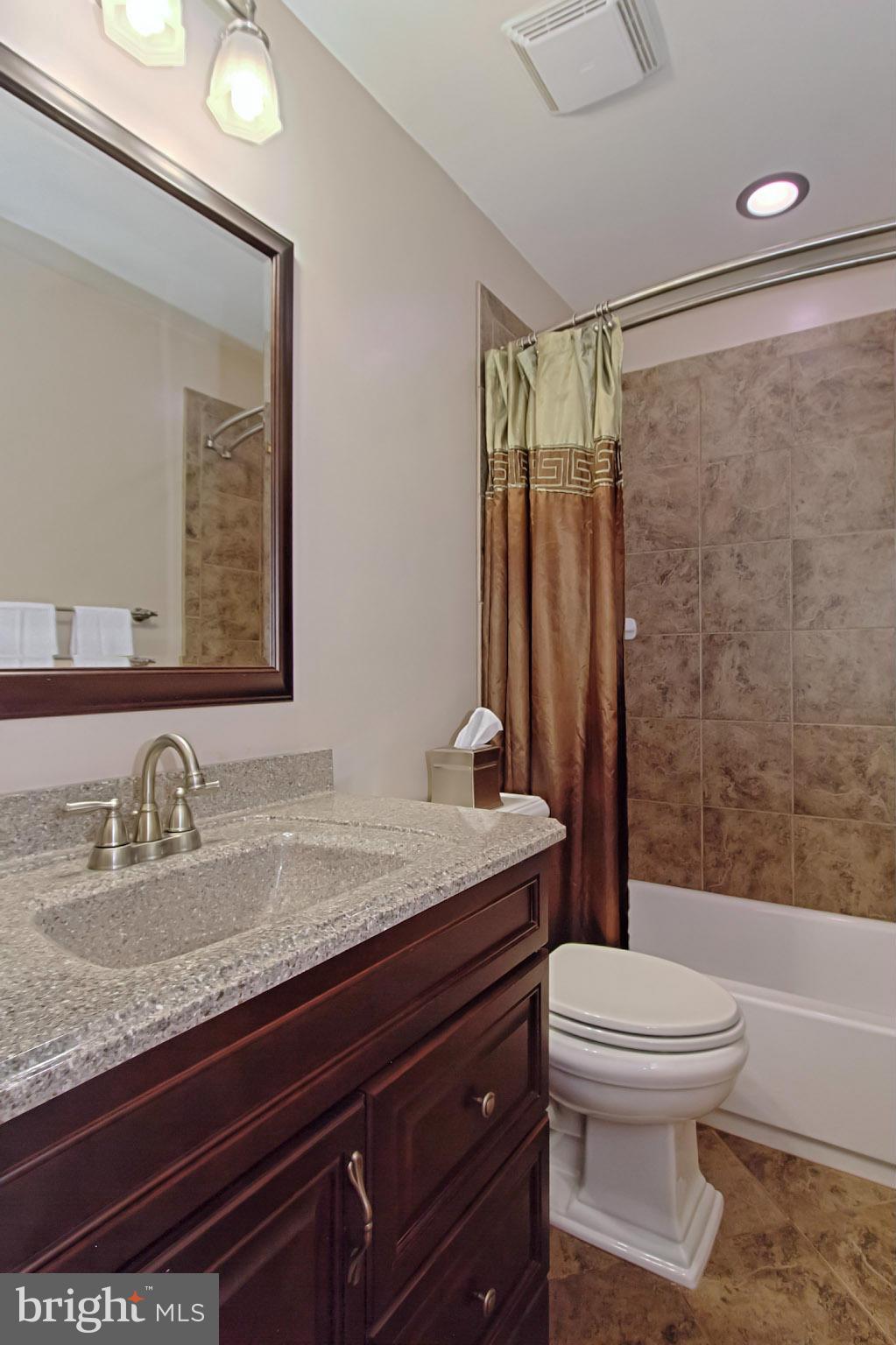 8009 West Point Drive Springfield, VA 22153 - Photo 9 of 21 Bath