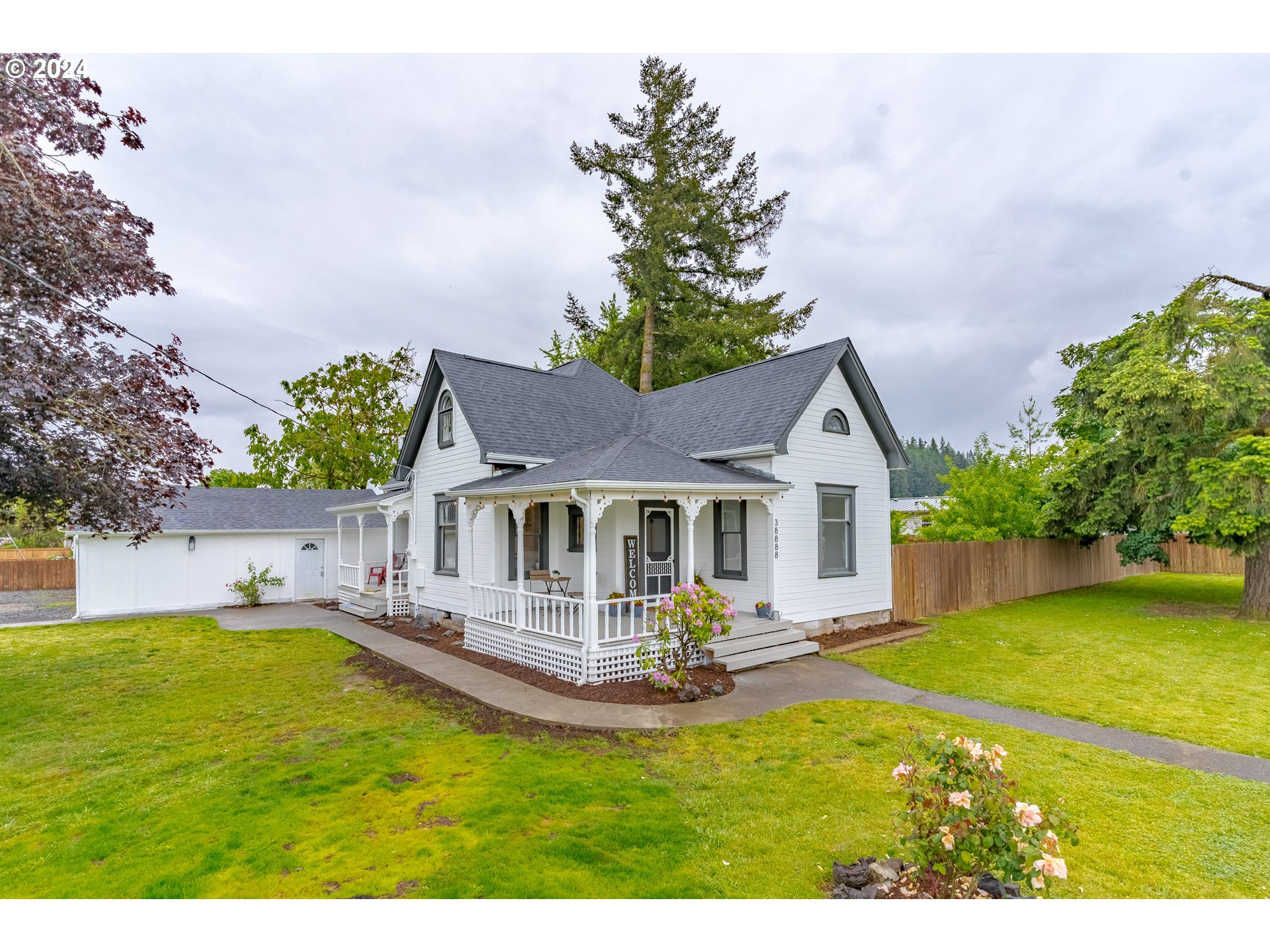 a view of a house with swimming pool and a yard