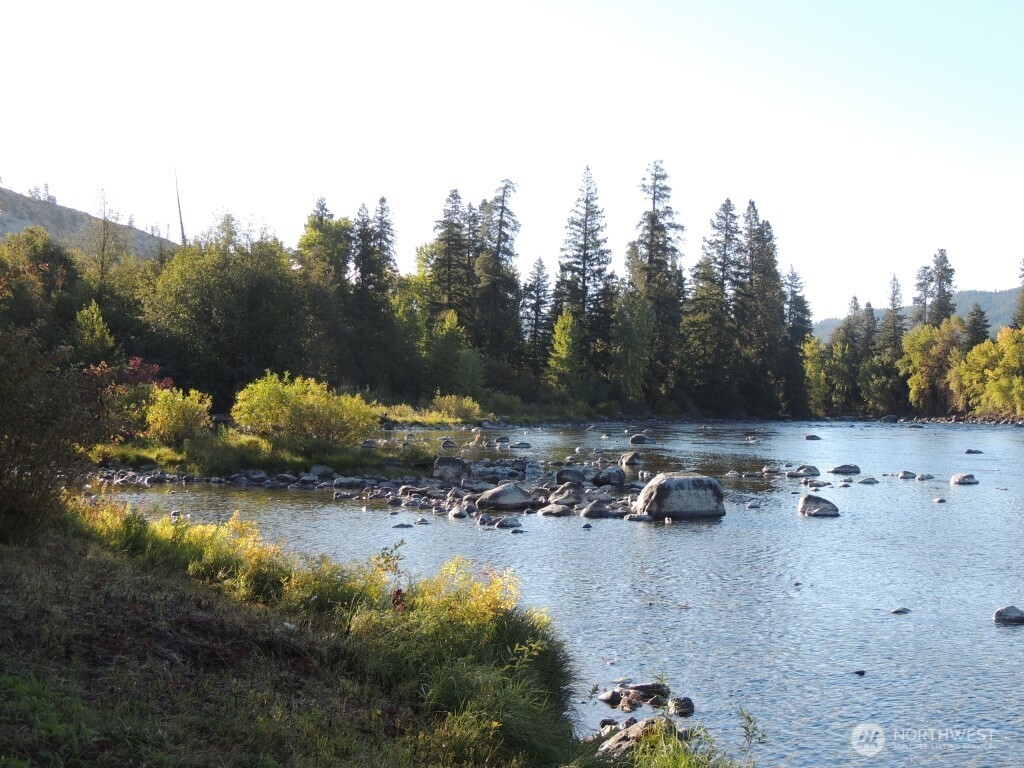 9291 Pakascwa Road Peshastin, WA 98847 - Photo 7 of 38 a view of a lake with parked cars