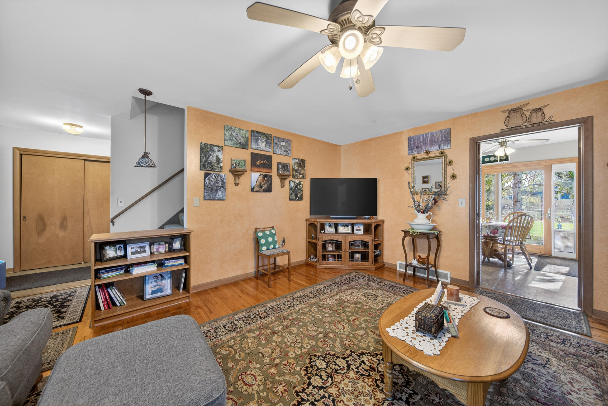 2915 South 16th Street Sheboygan, WI 53081 - Photo 19 of 48 Living Room