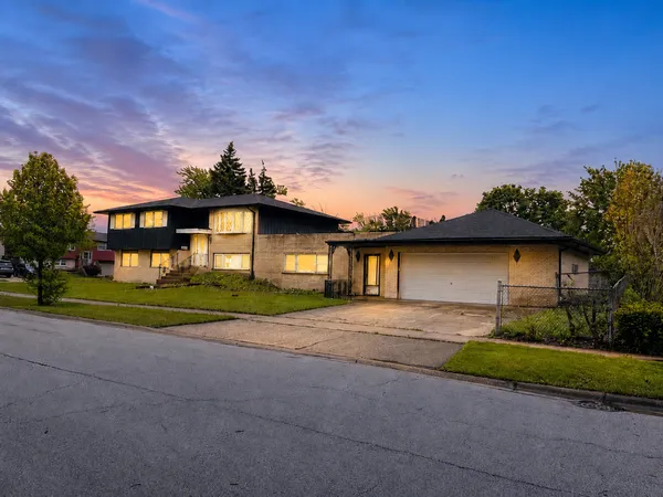 $299,900 | 7401 161st Place, Tinley Park, IL 60477