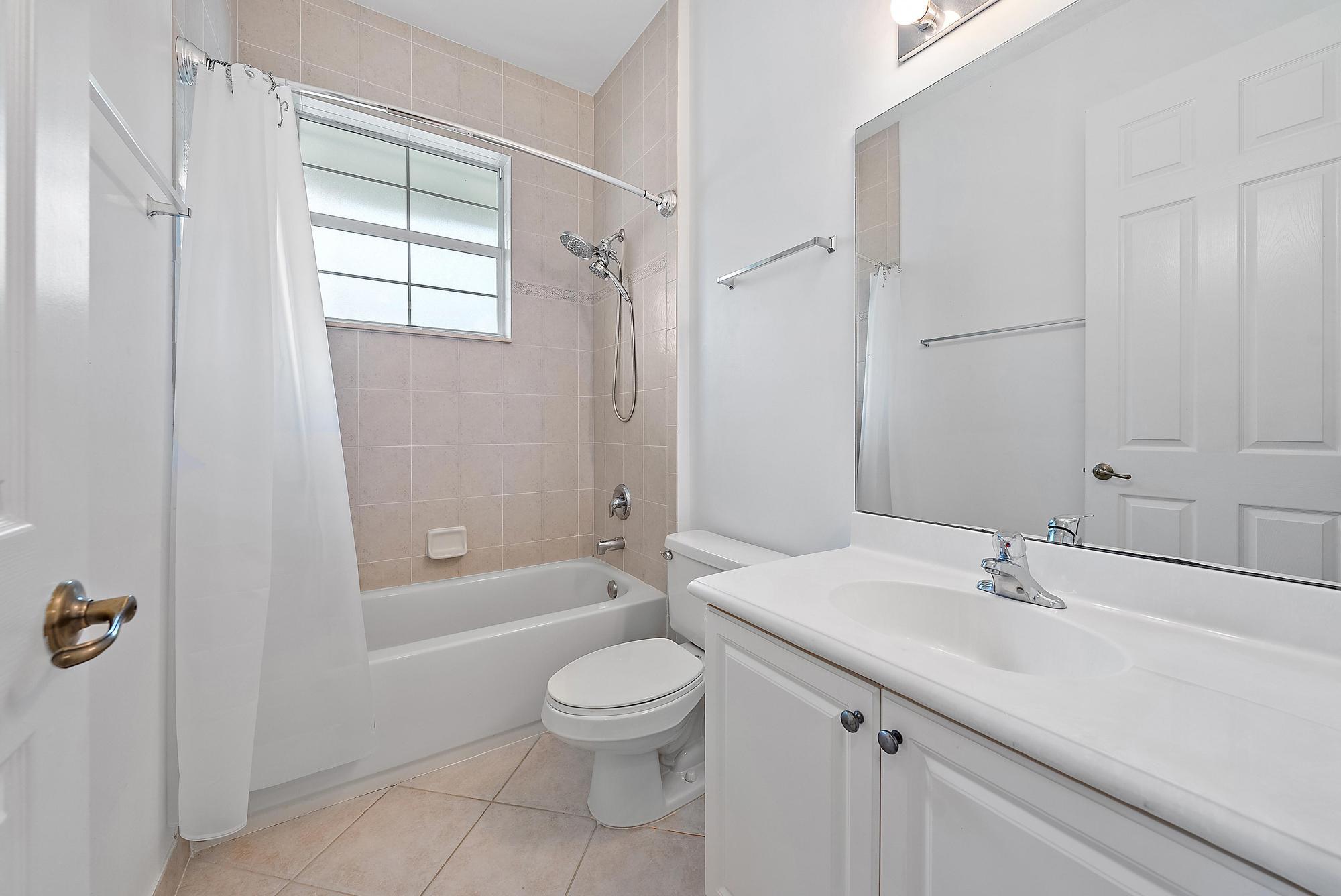 4237 East Main Street Jupiter, FL 33458 - Photo 10 of 19 Guest Bathroom
