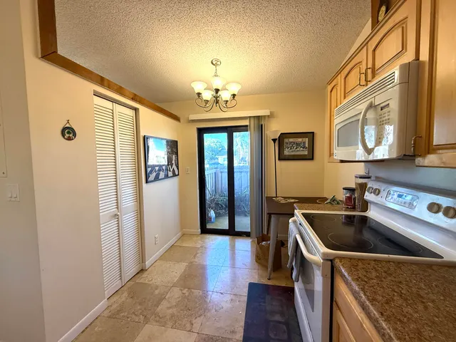 $2,850 | 450 Northeast 42nd Street, Boca Raton, FL 33431