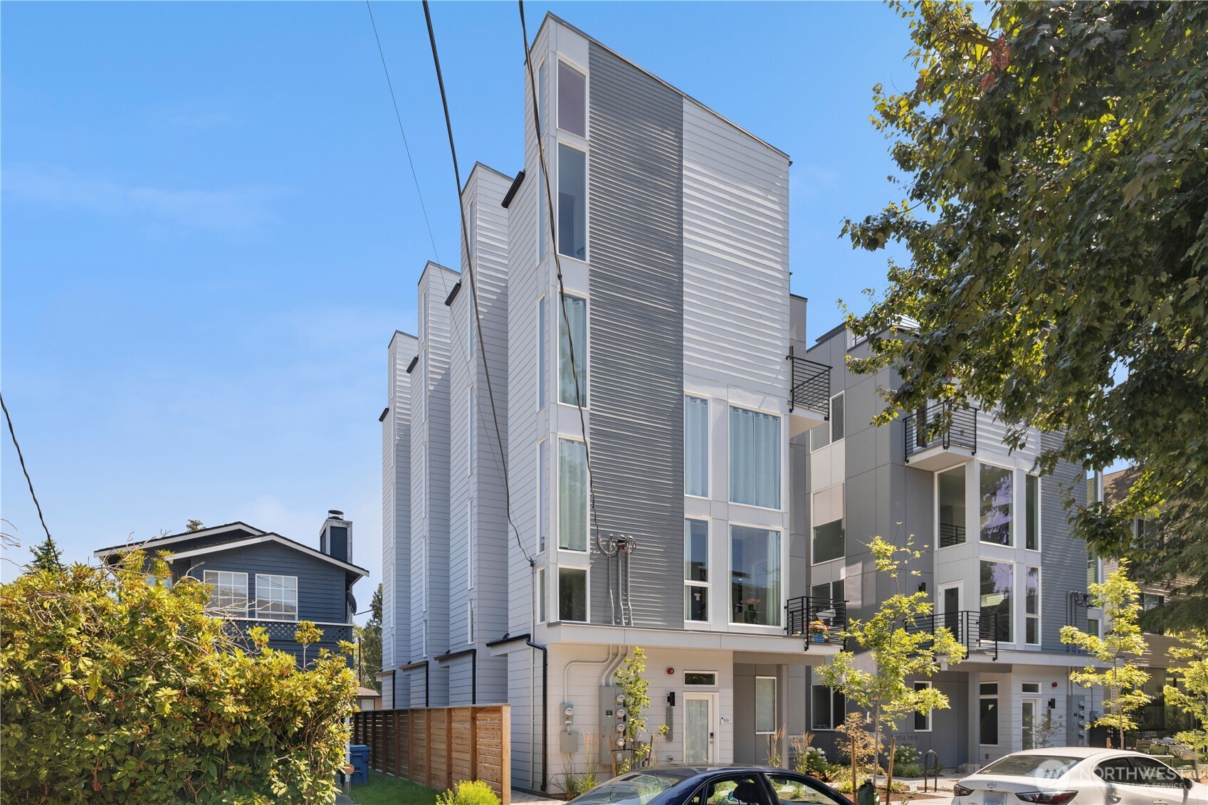 9518 Interlake Avenue North Seattle, WA 98103 - Photo 4 of 40