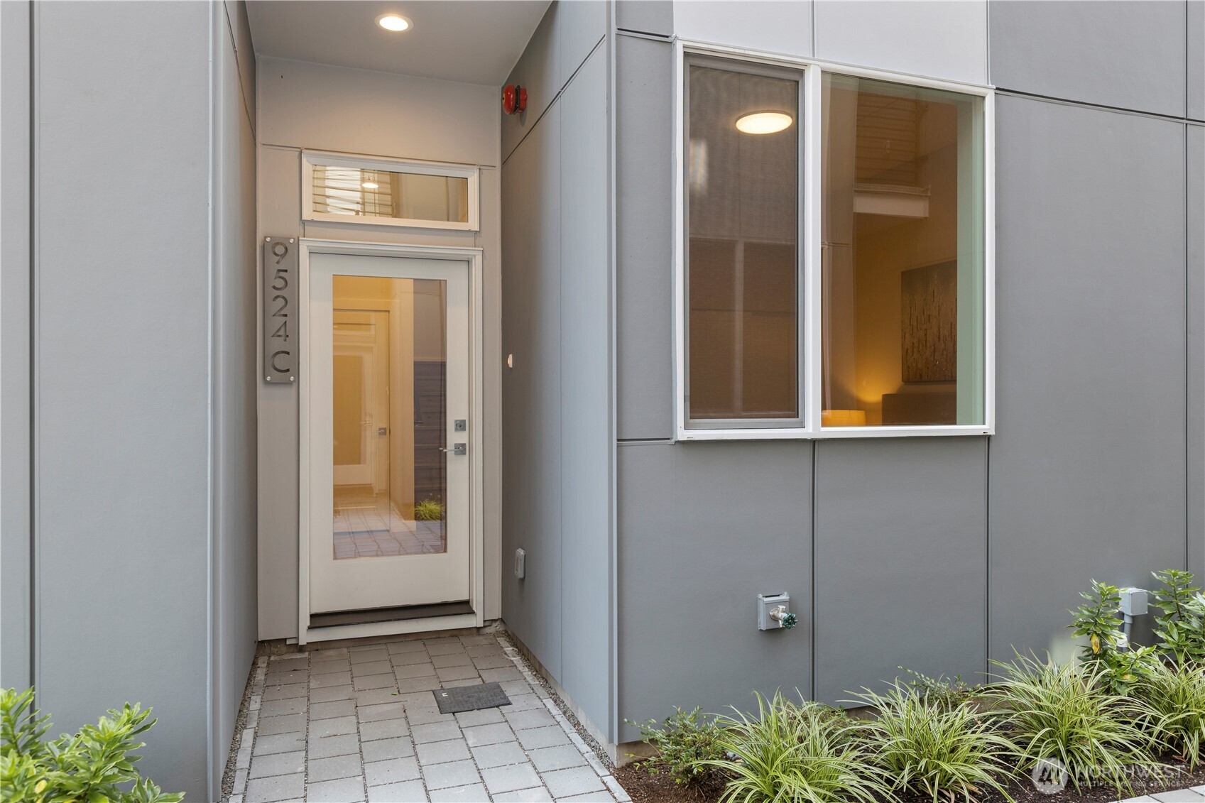 9518 Interlake Avenue North Seattle, WA 98103 - Photo 5 of 40