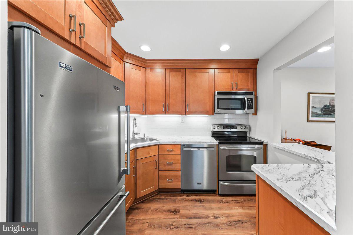76 Le Forge Court, Unit 76 Chesterbrook, PA 19087 - Photo 15 of 34 Subway tile backsplash