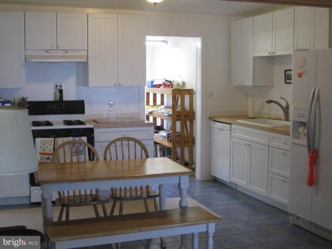 2023 Chesapeake Road Annapolis, MD 21409 - Photo 9 of 17 Kitchen
