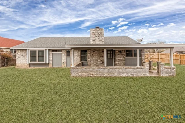 a view of a house with backyard and garden