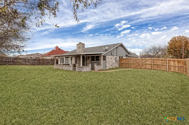 a view of a backyard