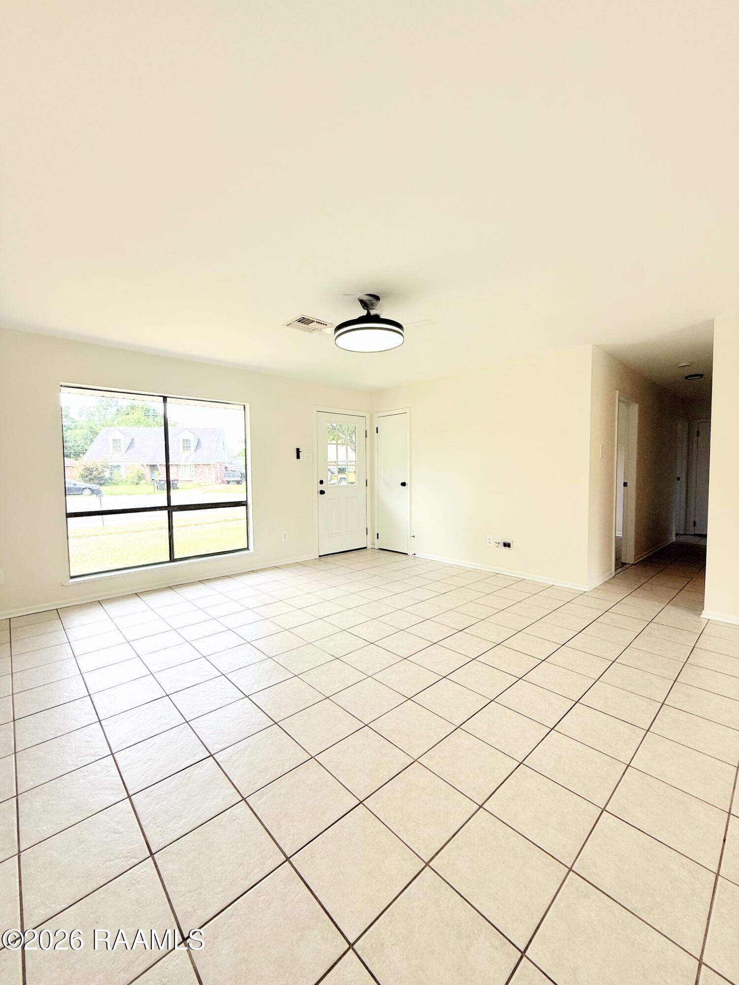 208 Castle Row Lafayette, LA 70506 - Photo 2 of 16 Living Room