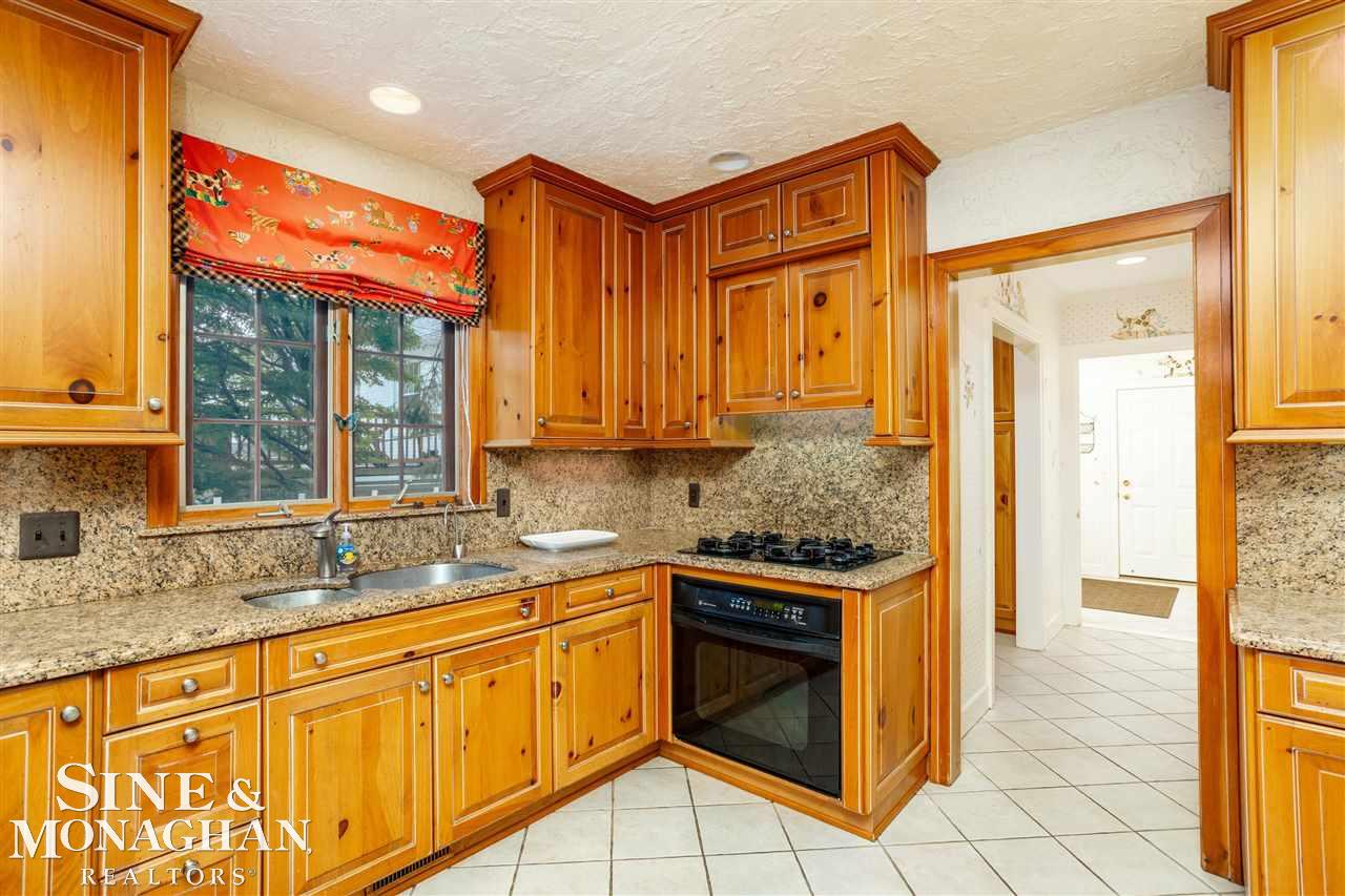 233 Merriweather Road Grosse Pointe, MI 48236 - Photo 9 of 79 50081859-8.JPG