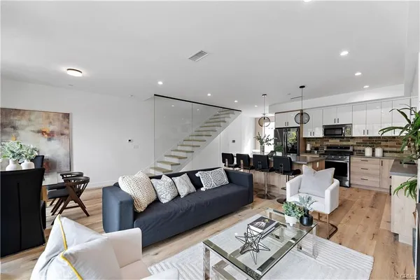 $5,995 | 11858 West Flower Ln Valley Village, Valley Village, CA 91607