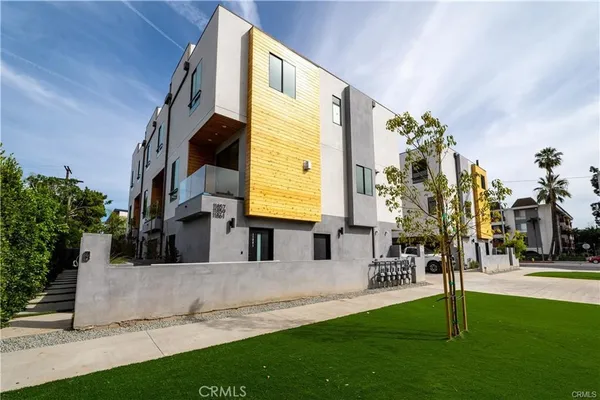 $5,995 | 11858 West Flower Ln Valley Village, Valley Village, CA 91607